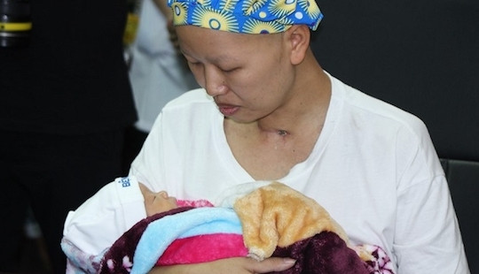 Bé Bình An và người mẹ ung thư giai đoạn cuối được xuất viện