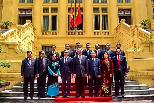 Chánh án TANDTC Nguyễn Hòa Bình hội đàm với Chánh án TANDTC Lào