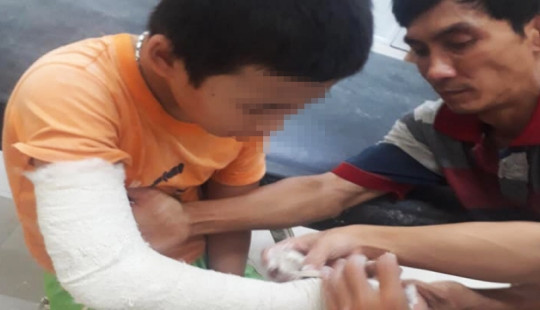 Làm rõ thông tin cháu bé bán vé số bị cướp tiền, đánh gãy tay