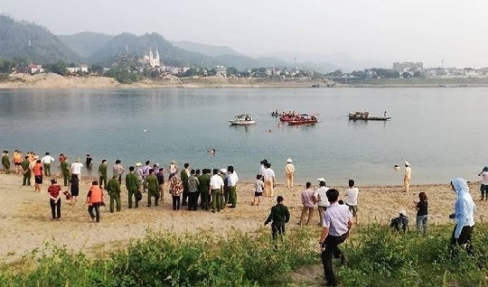4 thanh niên tử vong khi tắm sông Đà
