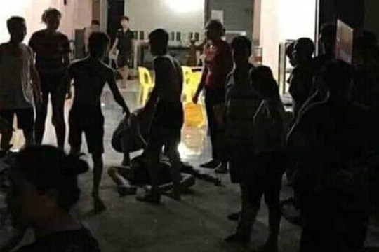 Hỗn chiến vì không ai chịu nhường đường, 1 người tử vong