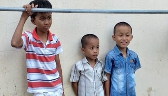 3 cháu nhỏ trốn khỏi xe ô tô của người đàn ông lạ