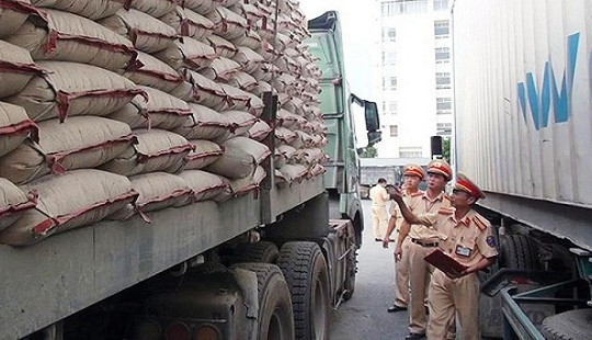 Bị dừng kiểm tra tải trọng, tài xế tông thẳng vào tổ CSGT rồi bỏ trốn