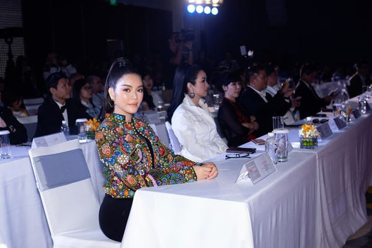 Lý Nhã Kỳ sang trọng, thanh lịch làm giám khảo khách mời Top Chef Việt Nam