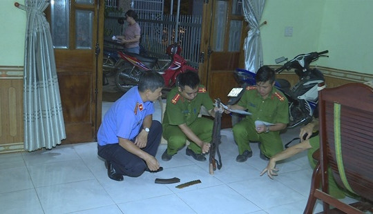 Lý lịch bất hảo của nghi can dùng súng AK bắn người tình rồi tự sát