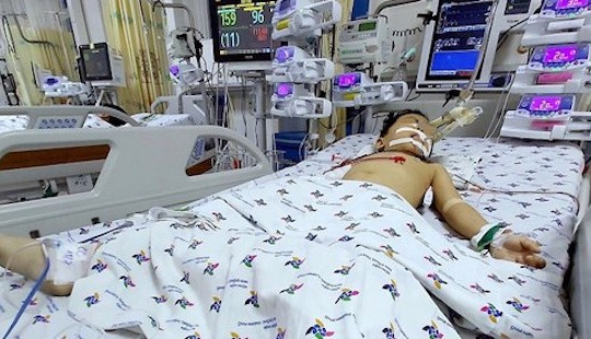 Bé trai thoát chết kỳ diệu sau khi rơi từ tầng 12 chung cư