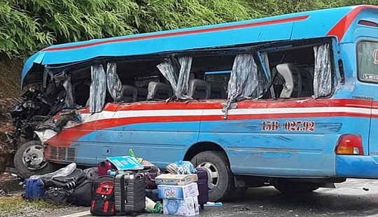 Xe khách lao vào vách núi, 12 người thương vong