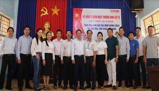 Báo Công lý tặng quà các gia đình chính sách tại Tây Ninh