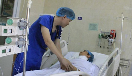 Trắng đêm cứu người đàn ông bị đâm đứt động mạch cổ