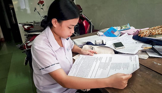 Miễn học phí đại học cho nữ sinh làm bài thi trên giấy A3