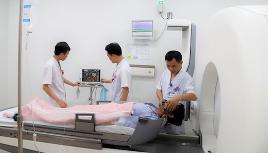 Phẫu thuật không dao cho bệnh nhân ung thư phổi di căn 2 ổ trên não