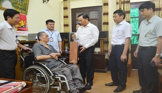 Giám đốc Sở Y tế Hà Nội thăm, tặng quà các thương binh nặng