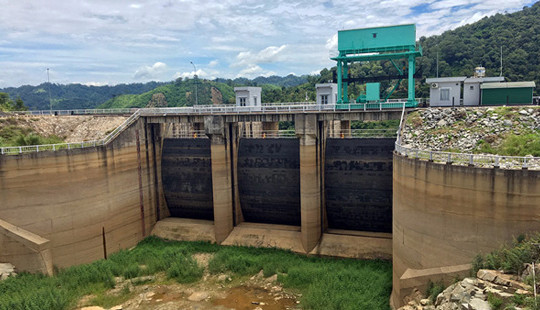 Hồ thủy điện khô cạn do hạn hán