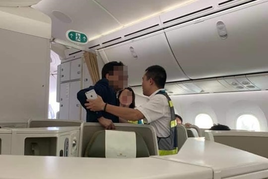 Buộc một khách thương gia say xỉn bị tố sàm sỡ nữ hành khách ra khỏi máy bay