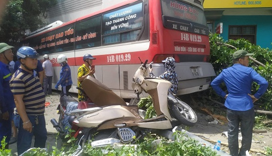 Vụ xe khách mất lái tông hàng loạt xe máy ở Quảng Ninh: 2 nạn nhân tử vong