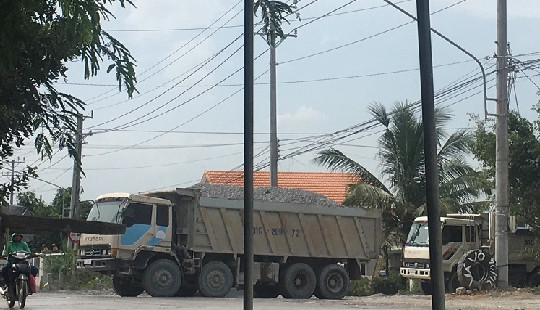 Bình Dương: Xe ben vừa chạy vừa rải đất đá xuống đường Mỹ Phước- Tân Vạn