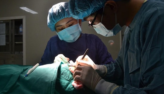 Nốt ruồi tẩy xong lại mọc, người đàn ông tá hỏa phát hiện mắc ung thư da