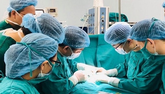 Mắc dị tật vùng sinh dục, bé trai suốt 4 năm không thể đi tiểu bình thường