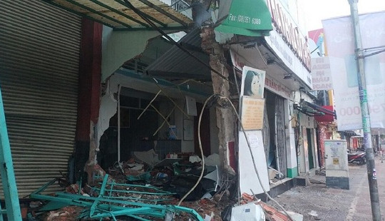 Xe đầu kéo đâm sập nhà dân, nhiều người may mắn thoát chết