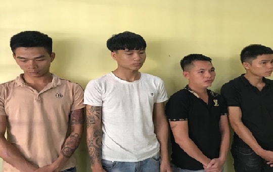 Bắt 4 đối tượng ném chất bẩn vào nhà dân để đòi nợ