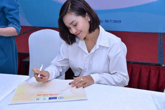 Top 10 Hoa hậu Hoàn vũ Việt Nam Lê Thu Trang đòi quyền lợi cho trẻ nhiễm HIV/AIDS