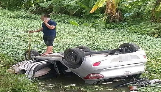 Tài xế taxi tử vong trong xe ô tô lật ngửa dưới mương nước