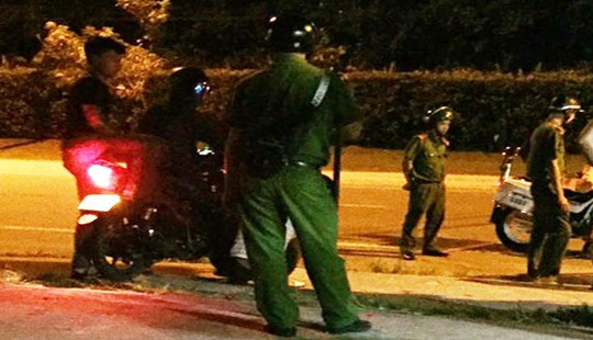 Nhóm côn đồ mang hung khí quậy phá, uy hiếp người dân