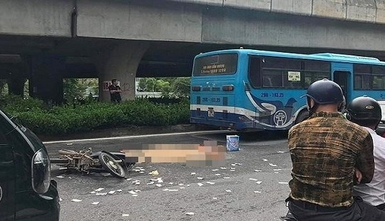 Người đàn ông bị xe buýt chèn tử vong trên phố Hà Nội