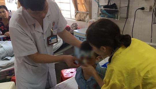 Rơi xuống giếng 15 phút, bé trai 5 tuổi được cứu sống kỳ diệu