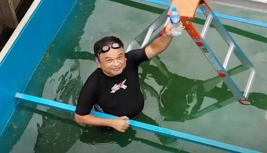 Chuyên gia Nhật Bản tắm bằng nước sông Tô Lịch