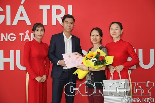 Chủ đầu tư Khu dân cư An Ngãi trao sổ hồng cho khách hàng