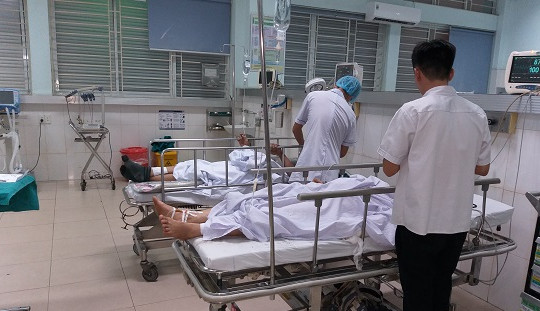 Mái cây xăng đang phun bêtông đổ sập, hàng chục người bị thương