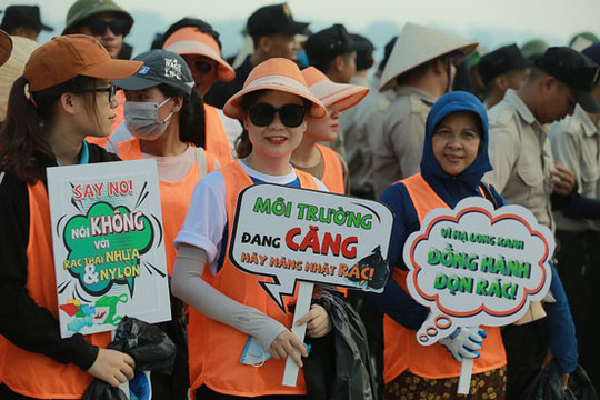 Vì Hạ Long xanh - Đồng hành dọn rác