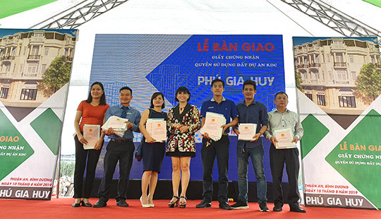 Phú Hồng Thịnh trao giấy chứng nhận QSDĐ cho khách hàng khu Thương mại Phú Gia Huy