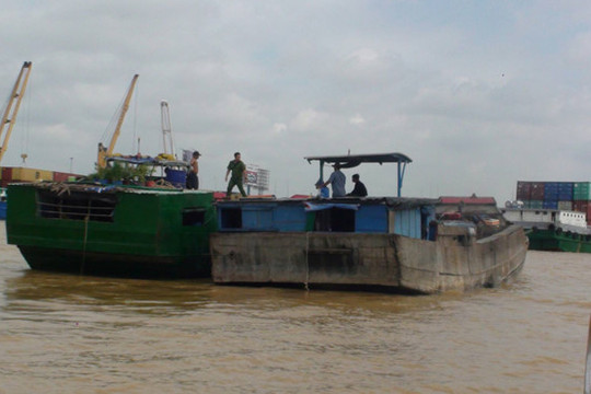 Nổ súng bắt giữ 4 tàu hút cát trái phép trên sông Đồng Nai