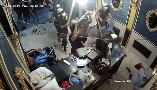 Nhóm côn đồ mang hung khí xông vào đập phá nhà hàng