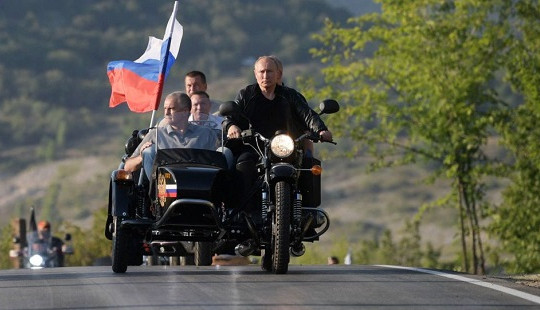 Video: Tổng thống Putin mặc áo da, lái mô tô phân khối lớn ở Crimea