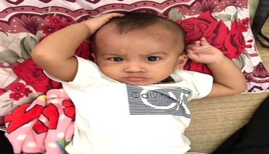 Bé trai bị bỏ rơi ở bãi đậu xe với lời nhắn “nhờ người nuôi dưỡng”
