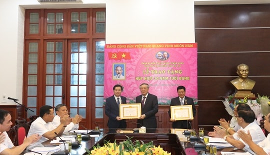 Tặng Huy hiệu 30 năm tuổi Đảng cho các cán bộ Tòa án