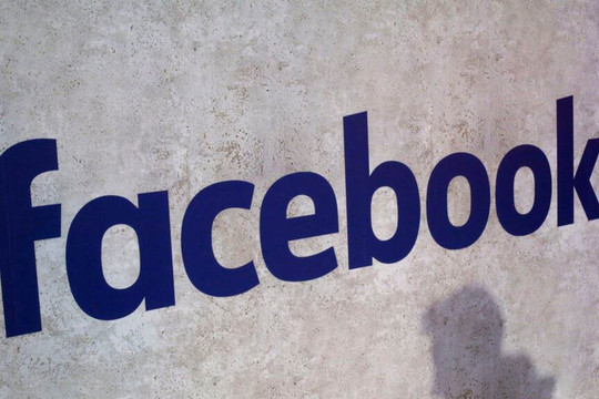 Facebook thuê người nghe lén hội thoại người dùng?