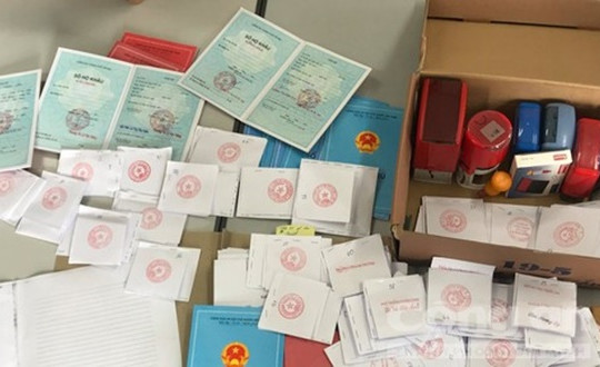 Phá đường dây làm sổ hộ khẩu giả ở Hà Nội giá 23 triệu đồng