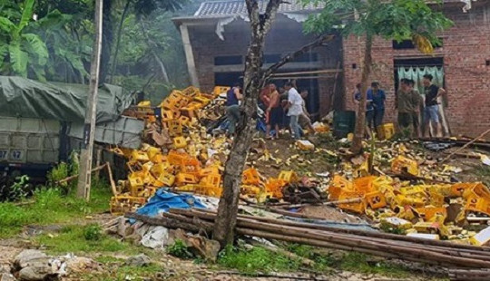 Xe tải mất lái tông vào nhà dân khiến 2 người tử vong