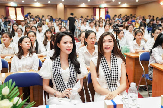 “Nàng thơ” của Noo Phước Thịnh đọ sắc Á hậu Lệ Hằng