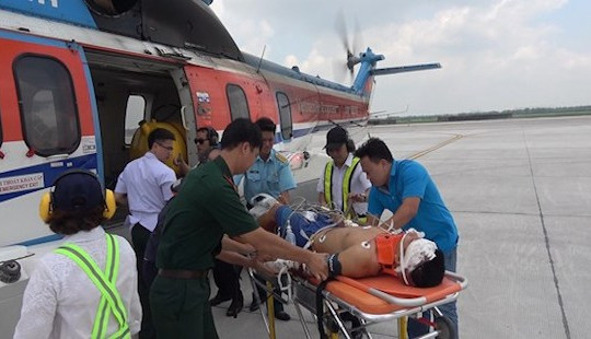 Trực thăng đưa chiến sĩ từ Trường Sa vào đất liền cấp cứu