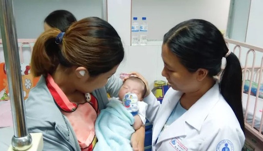 20 bác sĩ “chạy đua” 8 giờ cứu bé sơ sinh mang máu màu đen