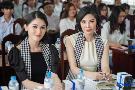 Siêu mẫu Vũ Cẩm Nhung: Khởi nghiệp nhiều năm trên xe đò, xe máy cà tàng
