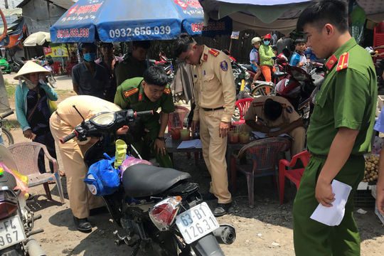 Va chạm với xe bồn, 3 người trong một gia đình thương vong