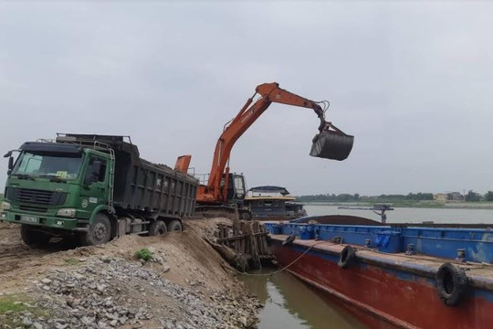 Bãi tập kết VLXD trái phép và xe quá khổ “qua mặt” lực lượng chức năng