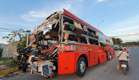 Hai xe khách tông nhau, 40 người nhập viện, 1 người chết