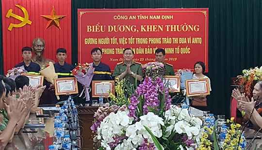 Công an Nam Định biểu dương, khen thưởng gương người tốt việc tốt